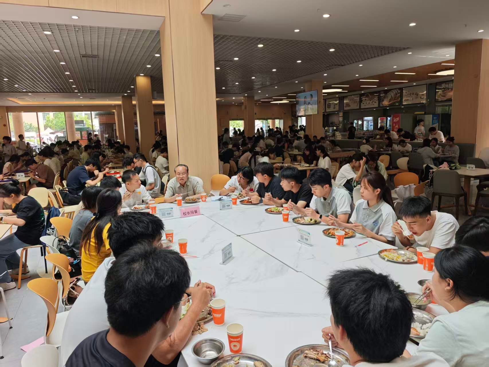 校长陪餐暖人心 守护安全促成长 陈晓阳校长与学生共进开学第一餐